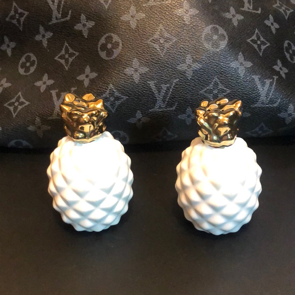 Pineapple salt and pepper shakers
